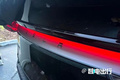 特斯拉新Model Y實(shí)車曝光！升級(jí)貫穿尾燈+全新內(nèi)飾
