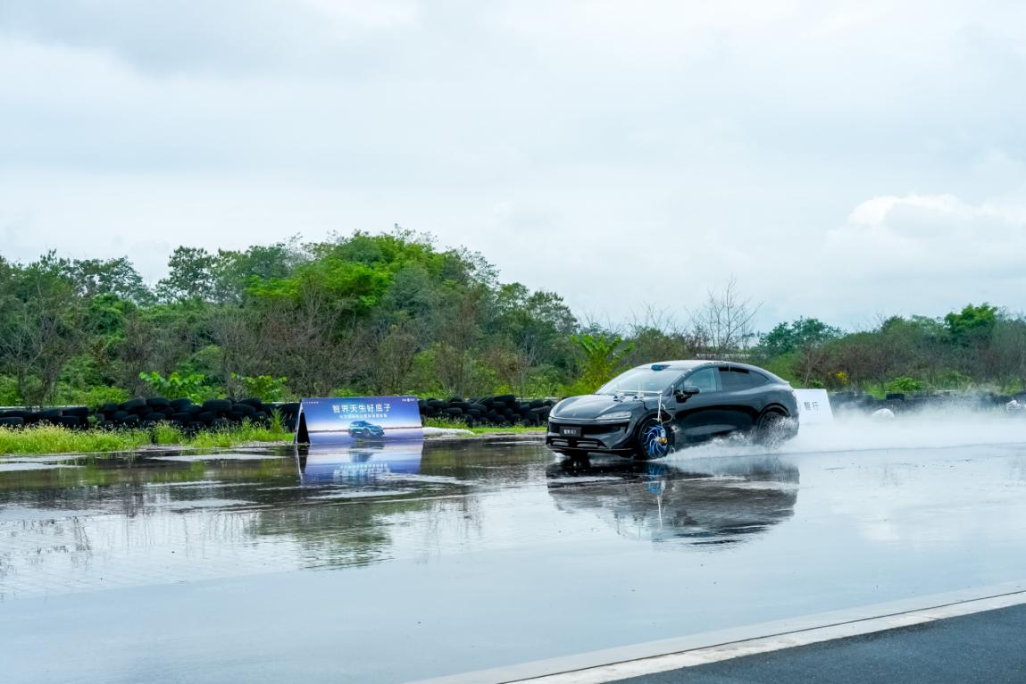 智界R7嚴(yán)苛測(cè)試全優(yōu)通過(guò)，操控、舒適、安全主打一個(gè)也不能少