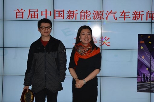 北大新闻与传播学院客座教授栾轶玫与21世纪经济报道记者赵川(左)
