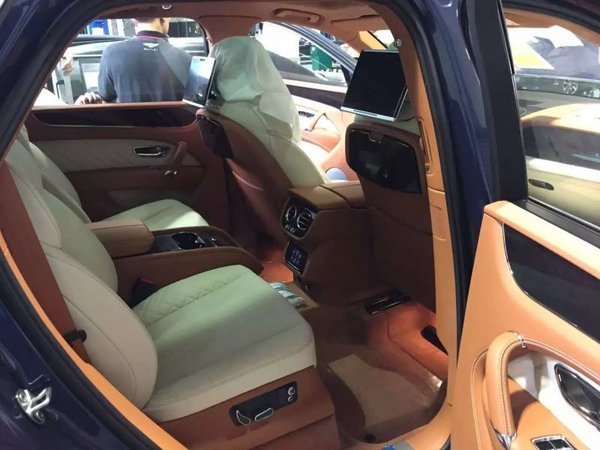 賓利添越Bentayga驚世之作 展廳現(xiàn)車色足-圖6