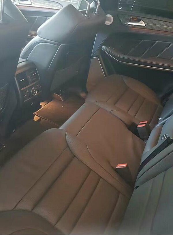 17款加版奔馳GLS63現(xiàn)車 232萬(wàn)亮相天津港-圖5
