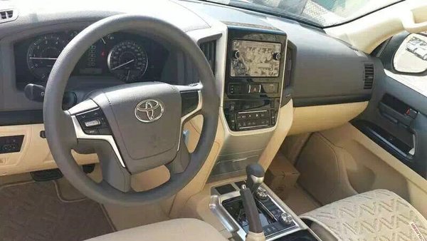 17款丐版豐田酷路澤4000 第一批現(xiàn)車入港-圖7