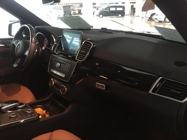 奔馳GLS450現(xiàn)車行情 平價購車109萬秒殺-圖7