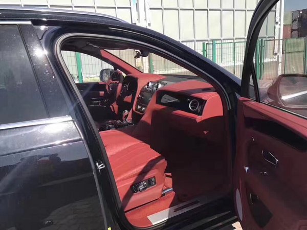 17宾利添越W12 释放活力越野现车手续齐-图5