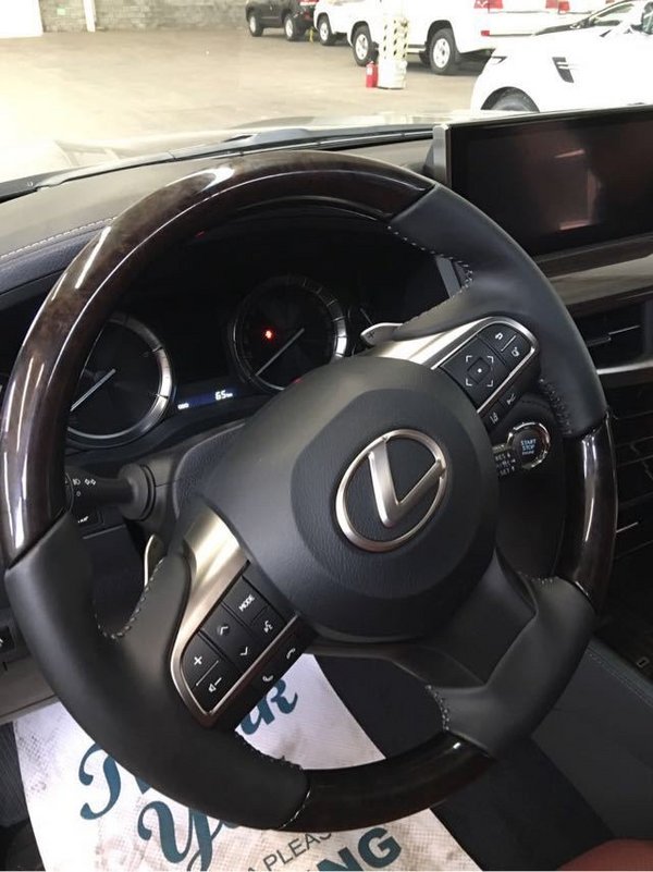 雷克萨斯LX570哪家强 16款凌志竞争揽胜-图6