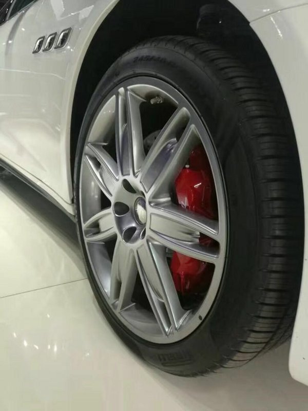 17款玛莎拉蒂总裁跑车 红色内饰风骚来袭-图9