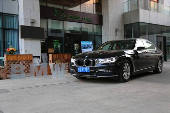 用艺术的视角感受BMW 7系的独特气质-图1