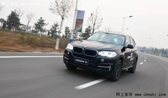 两吨车重无碍矫捷身手 试驾之后就会发现,BMW极力宣传的高效动力并不是一个噱头那么简单。驾驶着X5行驶在城市路面上,可以享受较高的视野和被人注目的感觉,在空旷的路面奔驰,可以直接感受到宝马“身大力不亏”的动力。 体验过X5,就会喜欢上深踩油门踏板的感觉,油门踏板的反应非常敏捷,即使是舒适模式下,油门踏板也会保持高度的警觉性,脚下细腻的动作之后紧接着就能够察觉到车速的变化,如果深踩油门,凶猛的推背感会轰然而至。如果将驾驶模式切换到运动模式下,油门会变成一副敏感的近乎神经质的状态,脚