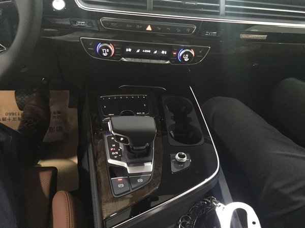 奥迪Q7欧规顶配45TFSI 尊贵版港口促销价-图5