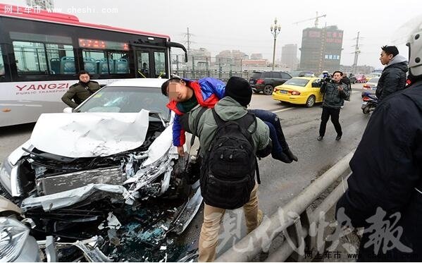 南京长江大桥两车对撞快报记者飞奔救人