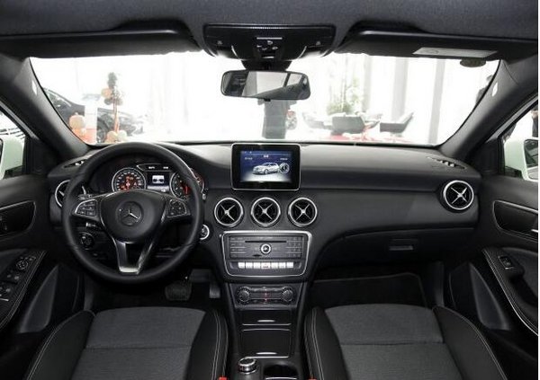 新款奔驰A级正式上市 售价23.6-49.8万元-图5