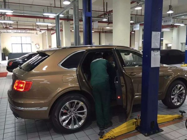 賓利添越現(xiàn)車猛爆了 新添越SUV加速超快-圖6