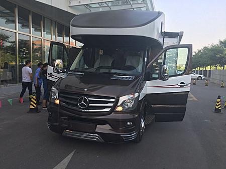 奔馳24H大型房車 旅行必備元旦特惠禮包-圖1