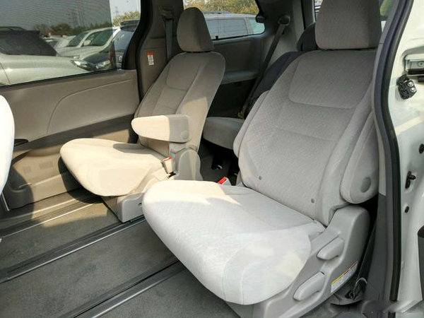 17款丰田塞纳配置升级 座椅内装现车报价-图6