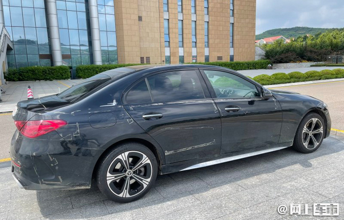 北京奔驰全新C级街拍 尺寸加长超宝马3系 9月上市-图3