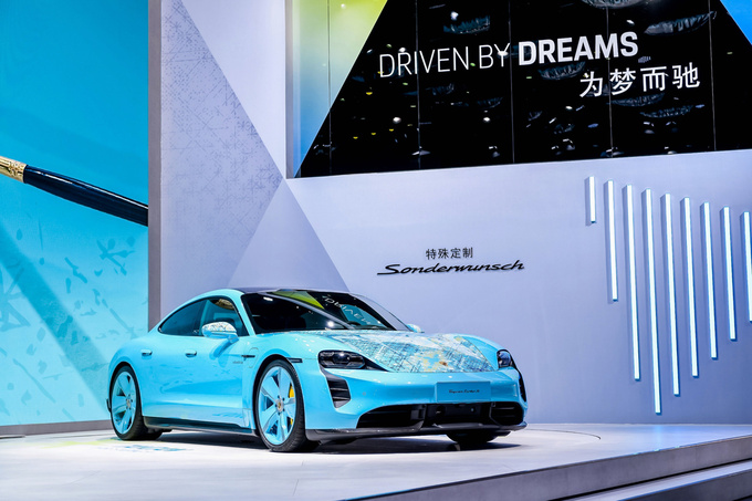 成都车展保时捷Taycan Turbo S  X 丁乙艺术与跑车的碰撞-图1