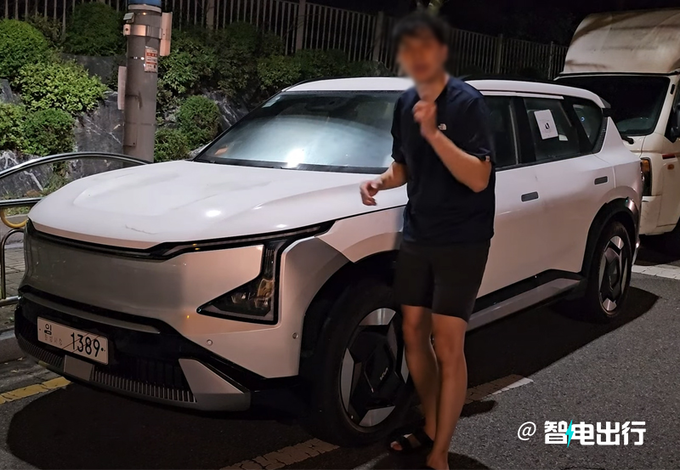 起亚EV5实车街拍曝光内饰酷似宝马/预售不到16万-图1