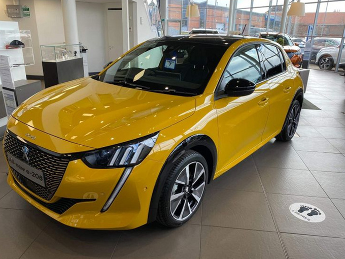 标致e-208进店实拍点阵格栅/獠牙式日行灯-图1