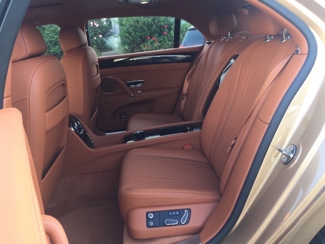 新款宾利飞驰内饰复古点缀 品牌豪车优惠-图8