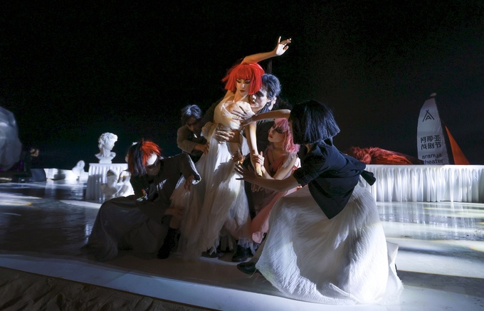 拥抱变化忠于独特—保时捷携手阿那亚戏剧节共探风格新境-图4