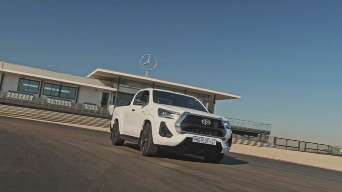 560马力的丰田海拉克斯搭载AMG 6.2升V8动力-图9