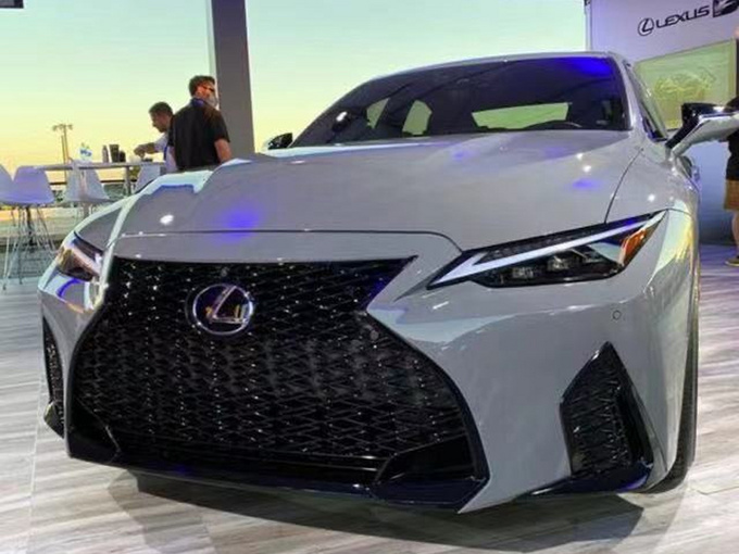 雷克萨斯IS高性能版实拍搭5.0L/还配熏黑套件-图1