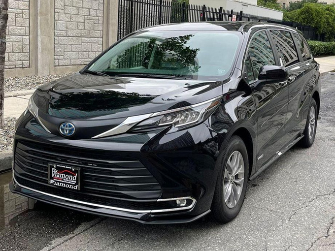 丰田新塞纳实车街拍搭2.5L混动/下半年国内发布-图1