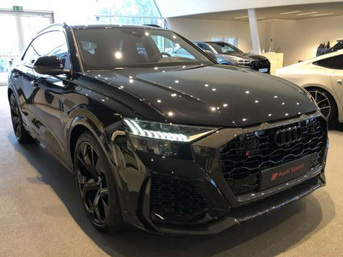 奥迪高性能SUV进店实拍 搭V8引擎/全黑外观设计-图1