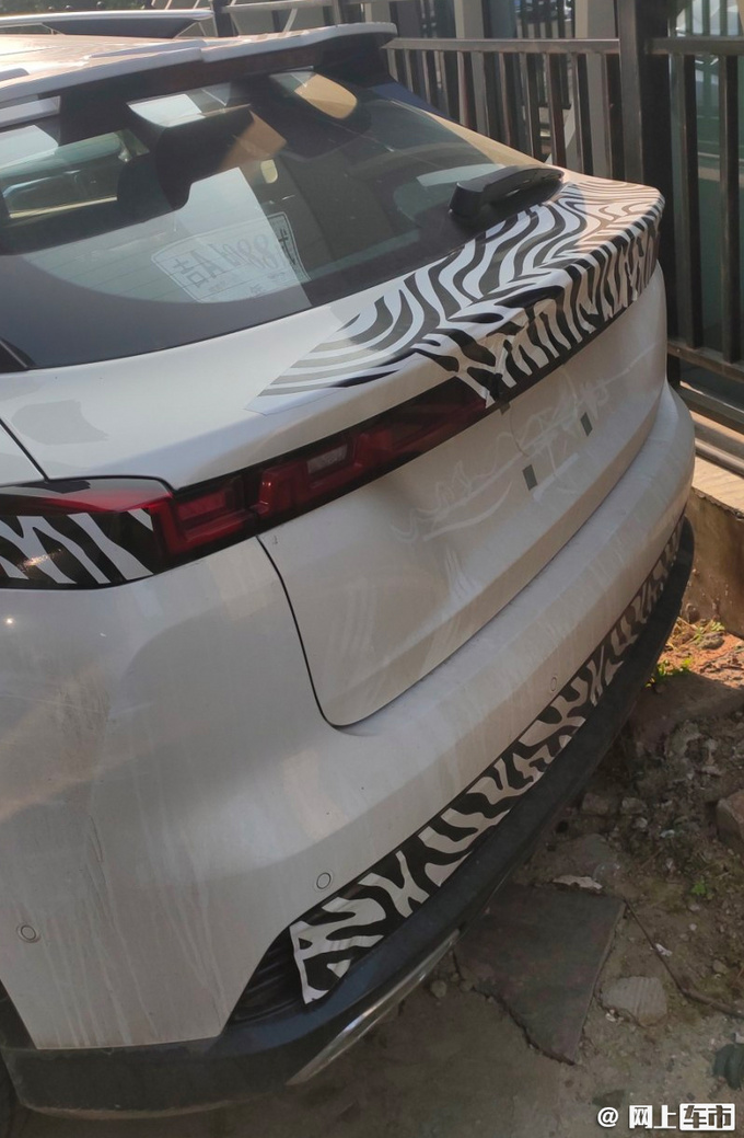 奔腾全新SUV曝光 造型酷似马自达CX-4 或10万起售-图3