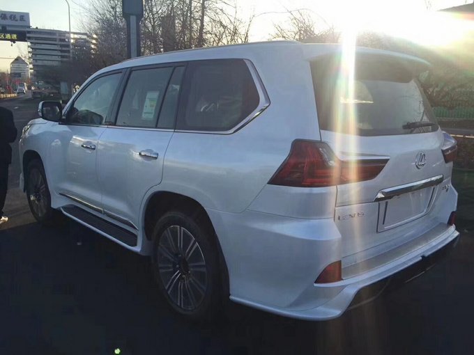 18款雷克萨斯LX570 中东S运动限量版现车-图3