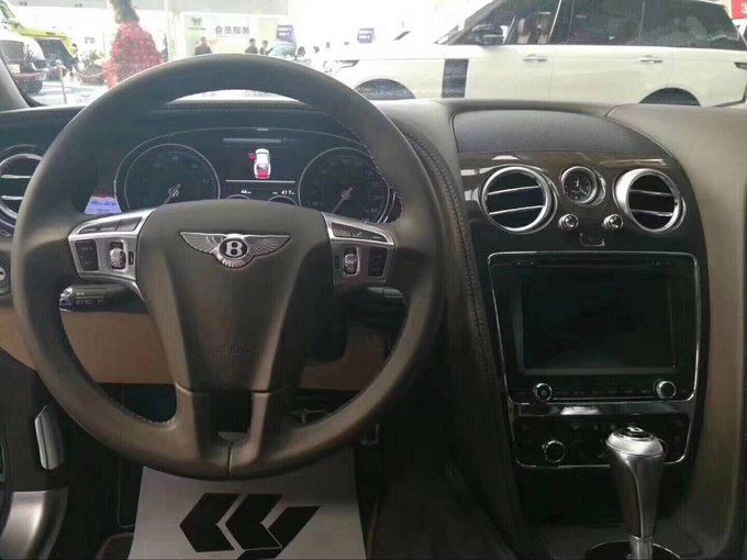 18款宾利飞驰展位现车 限量双色特惠专场-图6