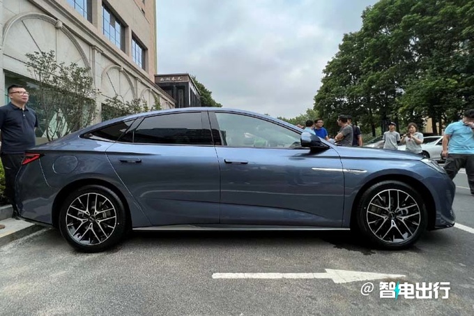 比亚迪海豹DM-i街拍8月预售并上市 纯电续航200km-图3