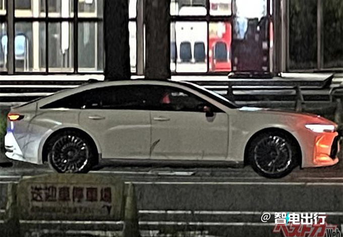 丰田全新皇冠轿车实车街拍今年三季度首发-图1