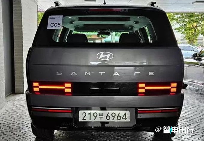 现代全新胜达实车街拍外观酷似路虎卫士/明年国产-图3