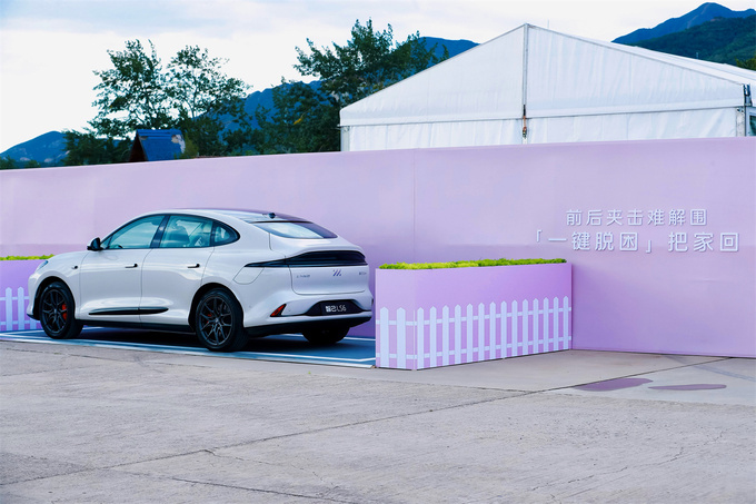 场地体验史上最强6系智己LS6的智驾表现和性能操控如何-图11