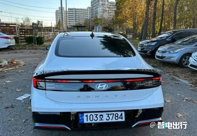 现代全新一代索纳塔实车街拍撞脸理想L8-图2