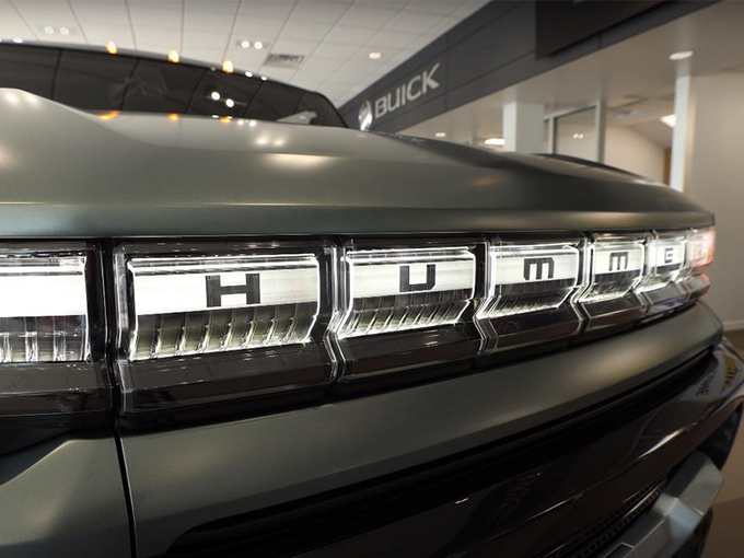 悍马全新SUV到店实拍搭可拆卸顶棚/配贯穿式头灯-图1