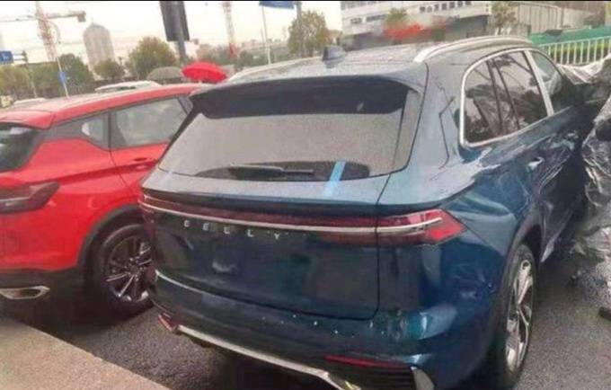 吉利星越L实车曝光 内饰配1米大连屏 15天后发布-图3