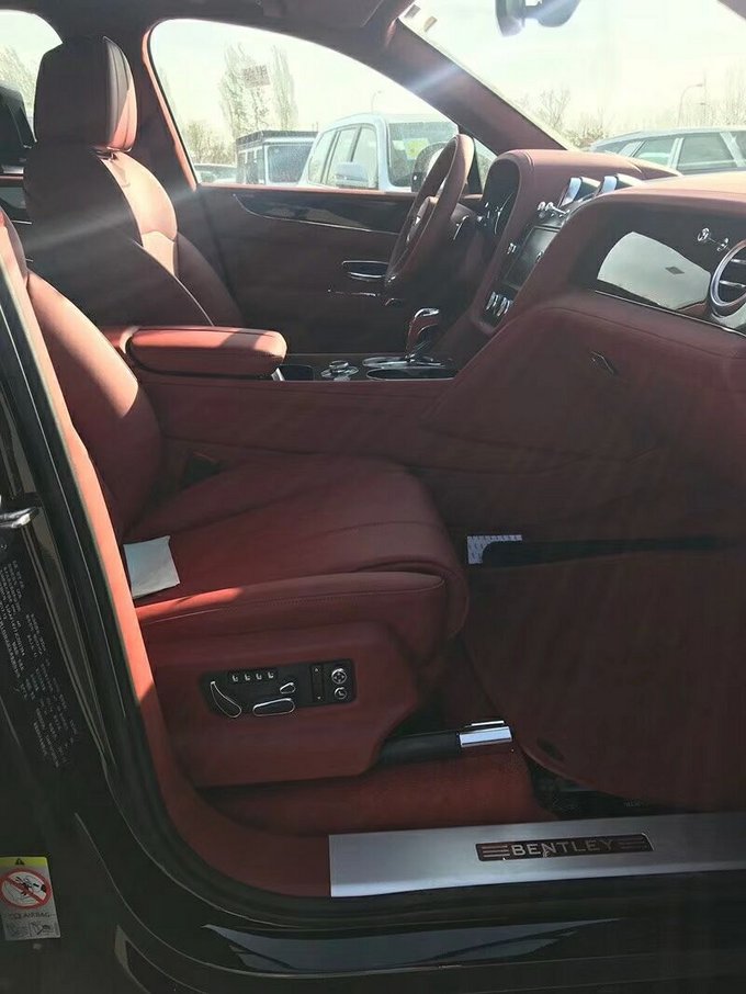 18款宾利添越4.0柴油V8 钢琴黑4座行动价-图4