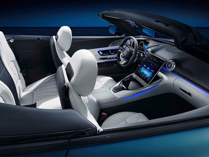 奔驰全新SL内饰曝光2+2经典座椅布局/超大触摸屏-图1