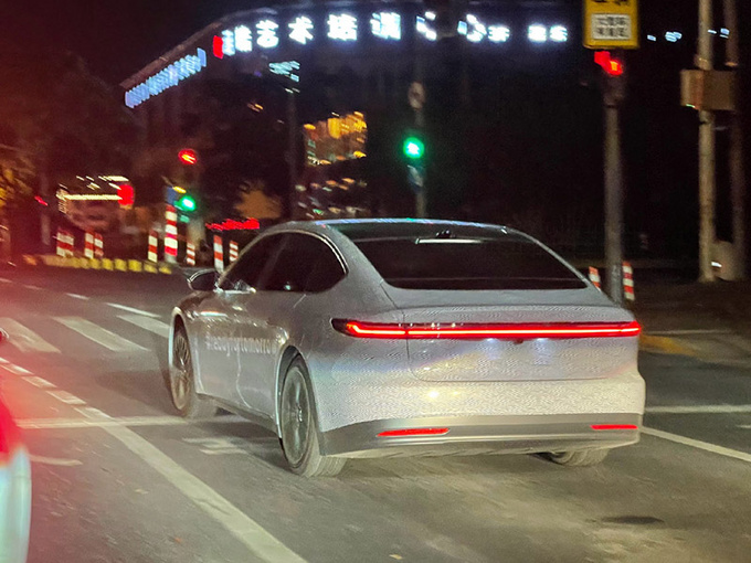 蔚来ET7路试谍照续航超1000公里/预计明年初交付-图1