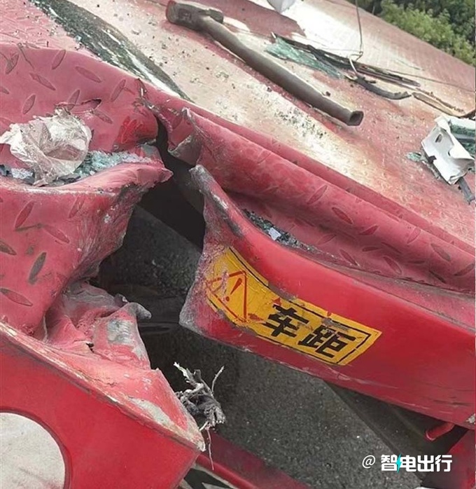 理想L7惨烈车祸车顶消失AB柱全断网友比奇瑞差远了-图9