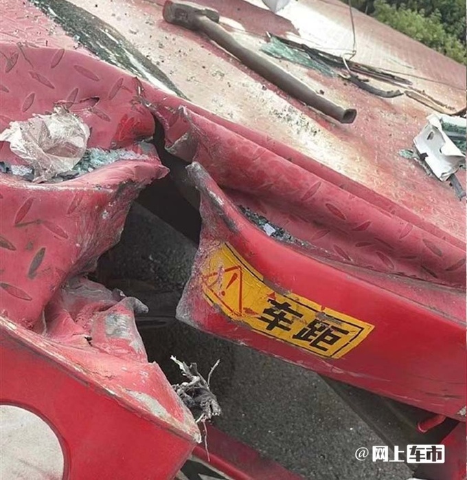 理想L7惨烈车祸车顶消失AB柱全断网友比奇瑞差远了-图9