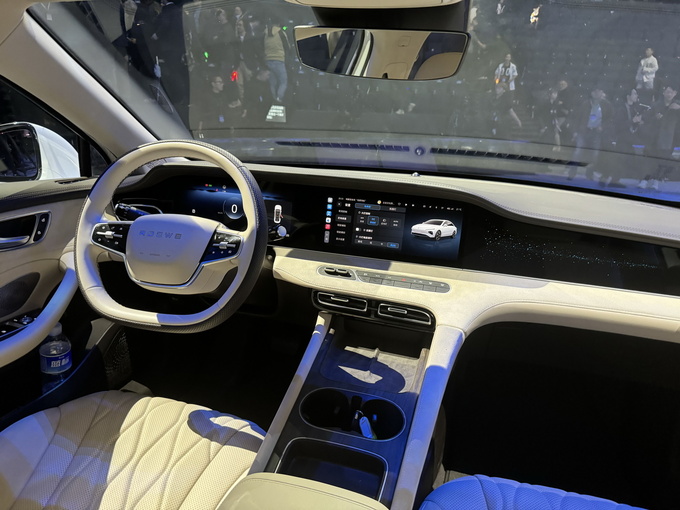 榮威D7:純電-搭最薄電池 超級(jí)混動(dòng)-續(xù)航1400km B級(jí)車才賣12萬多-圖23