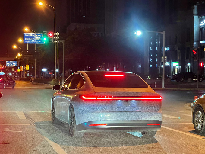 蔚来ET7路试谍照续航超1000公里/预计明年初交付-图2