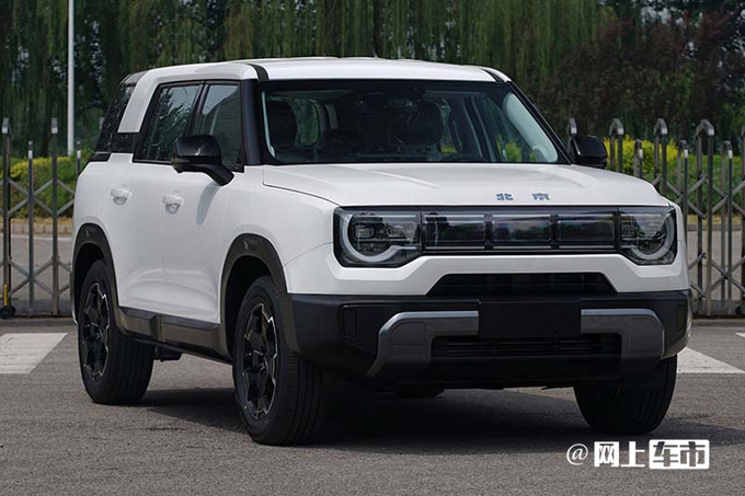 北京越野新BJ30实拍酷似吉利熊猫 尺寸大幅加长-图1