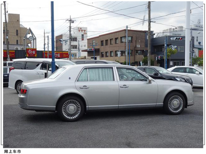 丰田旗舰轿车实拍搭5.0L混动/气场不输宾利飞驰-图2