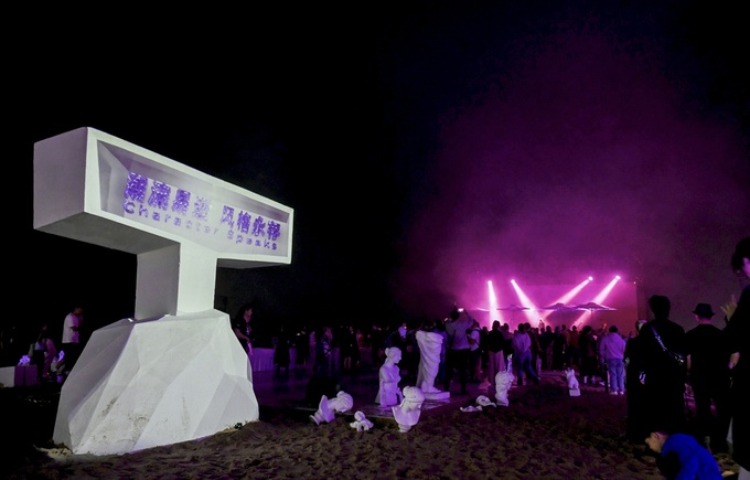 拥抱变化忠于独特—保时捷携手阿那亚戏剧节共探风格新境-图2