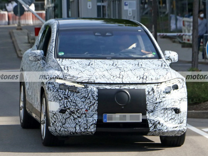 奔驰全新SUV现身家族外观设计/或于下月亮相-图1