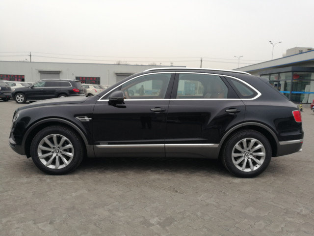 18款宾利添越柴油版SUV 百公里提速4.1秒-图3